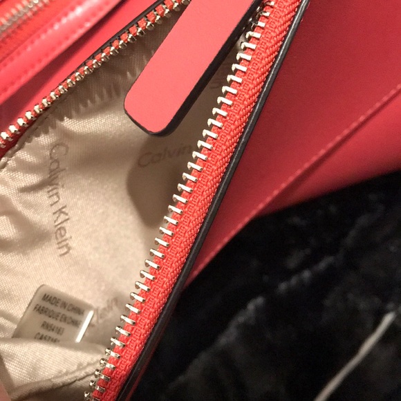 Calvin Klein Convertible Handbag/Backpack W/Wallet - Picture 8 of 16